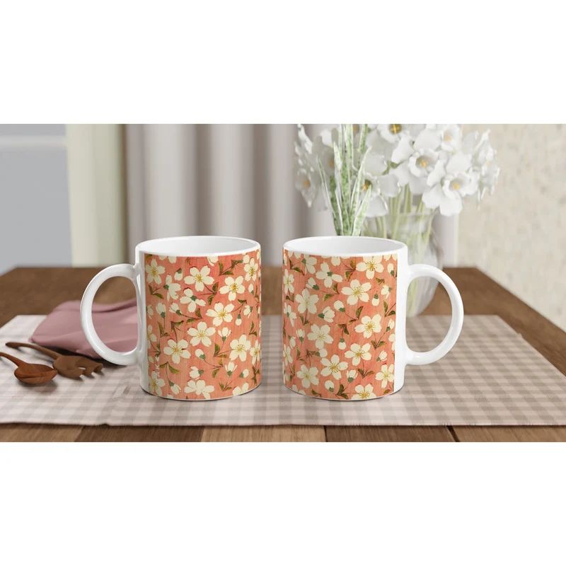 Keramiktasse mit Blütenmuster