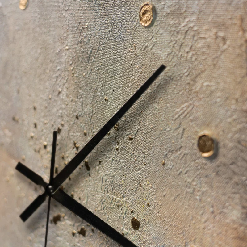Ausgefallene Wanduhr lautlos – Handgemalte Perlmutt-Abstraktion mit 12 Goldmarkierungen, quadratisch
