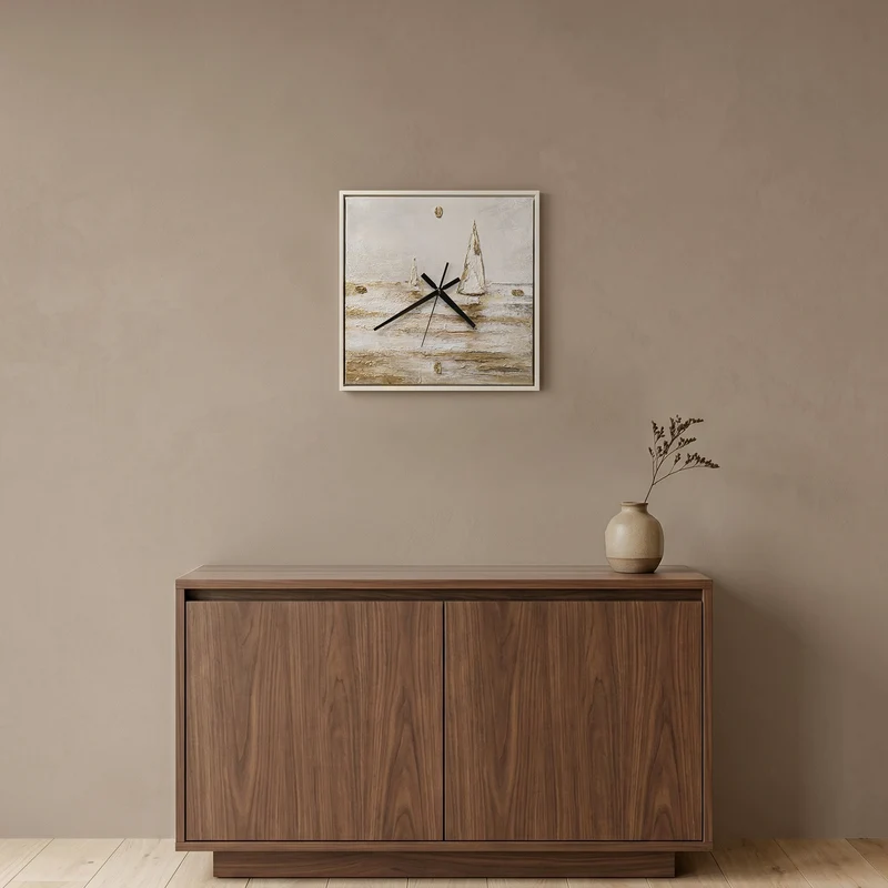 Ausgefallene Wanduhr lautlos – Handgemachtes Segelboot-Relief Weiß & Gold, minimalistisch