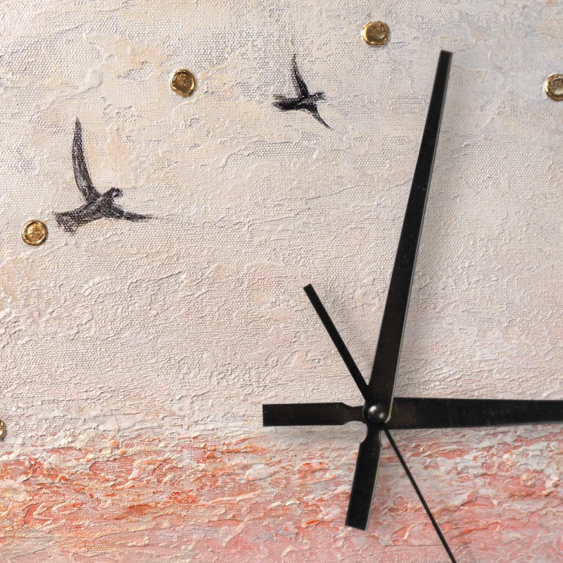 Ausgefallene Wanduhr Vögel lautlos – Handgemalter Himmel Rosa & Grau mit Goldakzenten, quadratisch