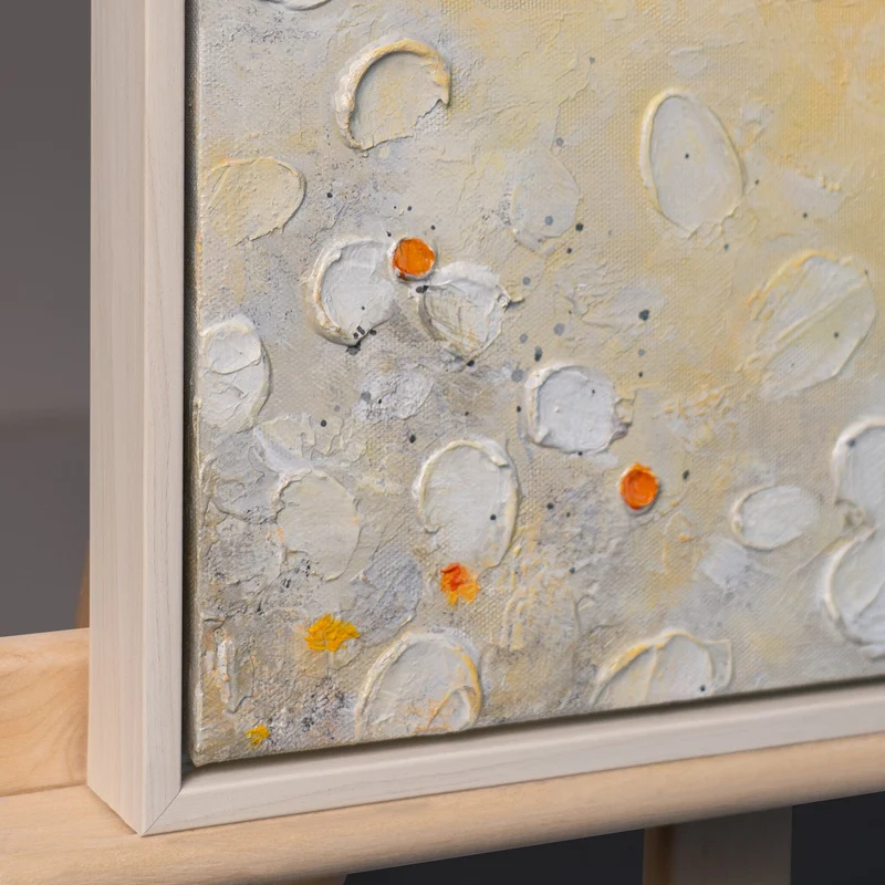 Ausgefallene Wanduhr Blumen lautlos – Handgemalte Weiß-Creme-Abstraktion, quadratisch