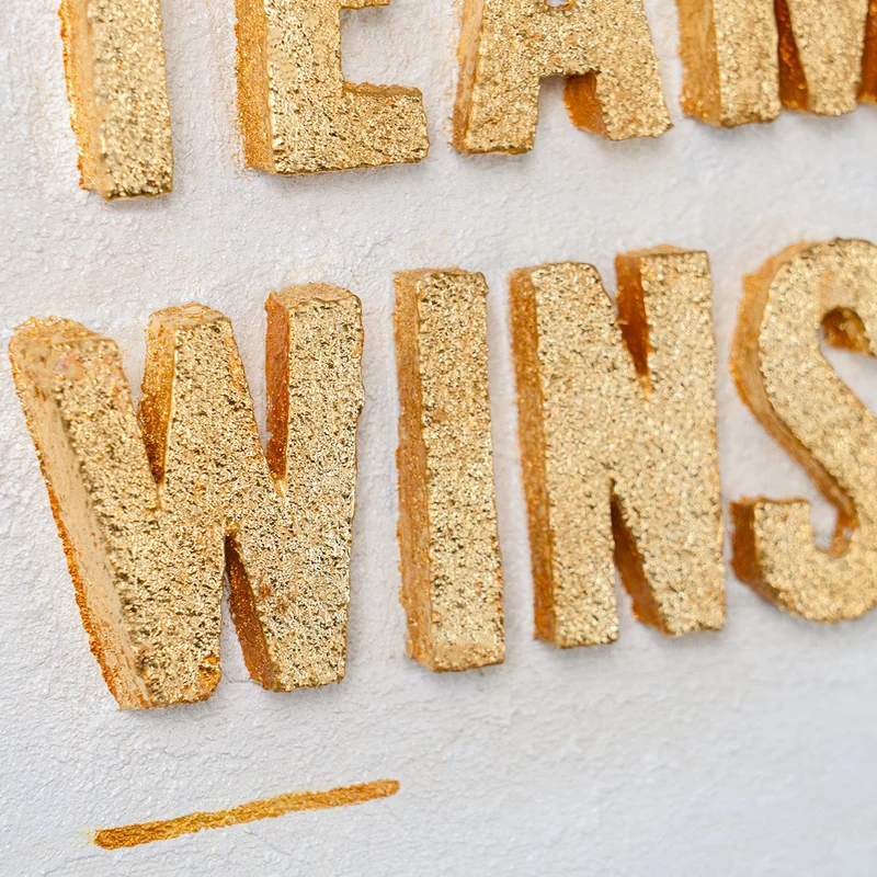 Teamwork Wins – handgemaltes Wandbild fürs Büro mit 3D-Relief, 140 × 70 cm