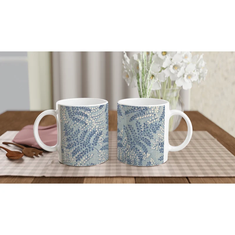 Keramiktasse mit Blattwerkornament