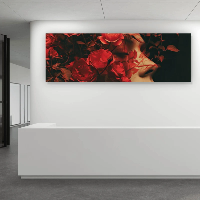 Aluminiumbild Porträt einer Frau umgeben von Blumen Panorama