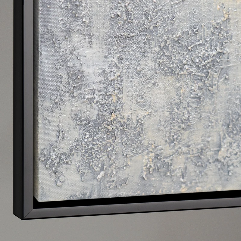 Handgemalte Acrylmalerei mit Rahmen „Atem des Winters“ – Abstrakte Kunst in Schwarz-Weiß