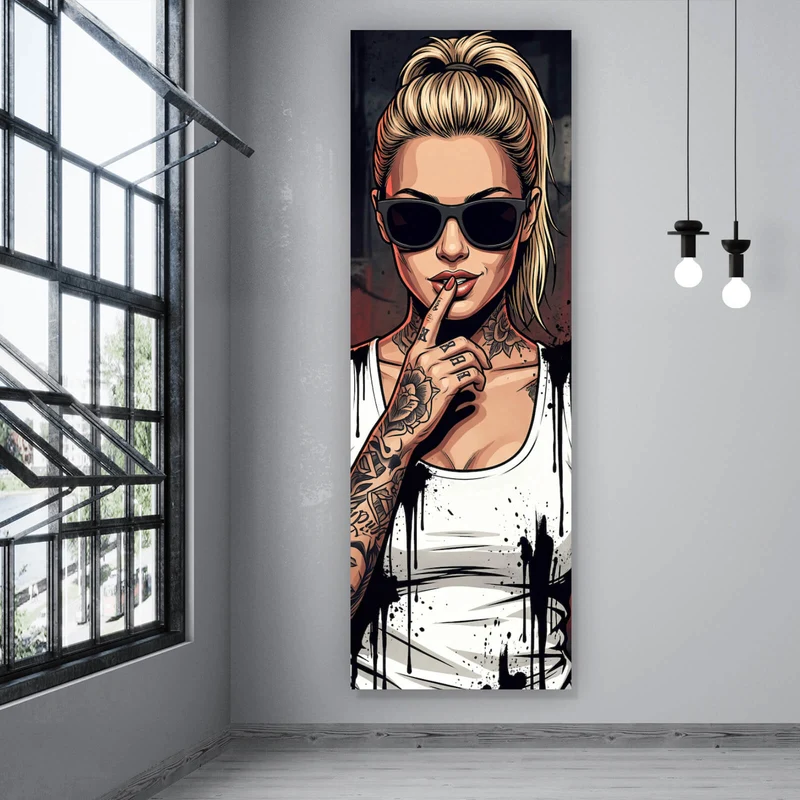 Acrylglasbild Stilvolle tätowierte Frau mit Sonnenbrille Panorama Hoch