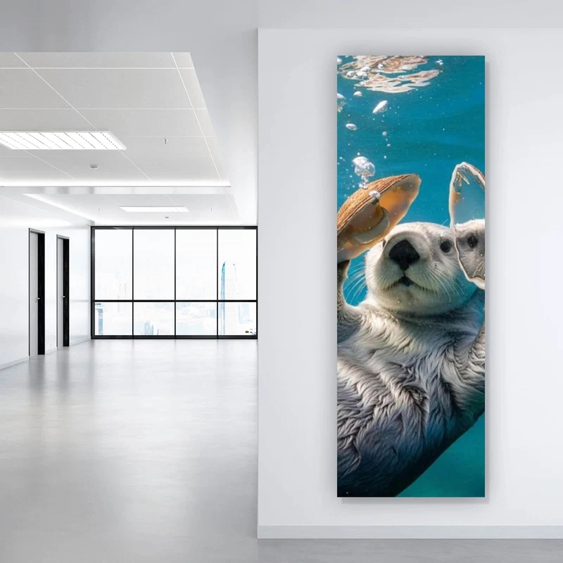 Aluminiumbild gebürstet Niedlicher Otter mit Muscheln im Wasser Panorama Hoch
