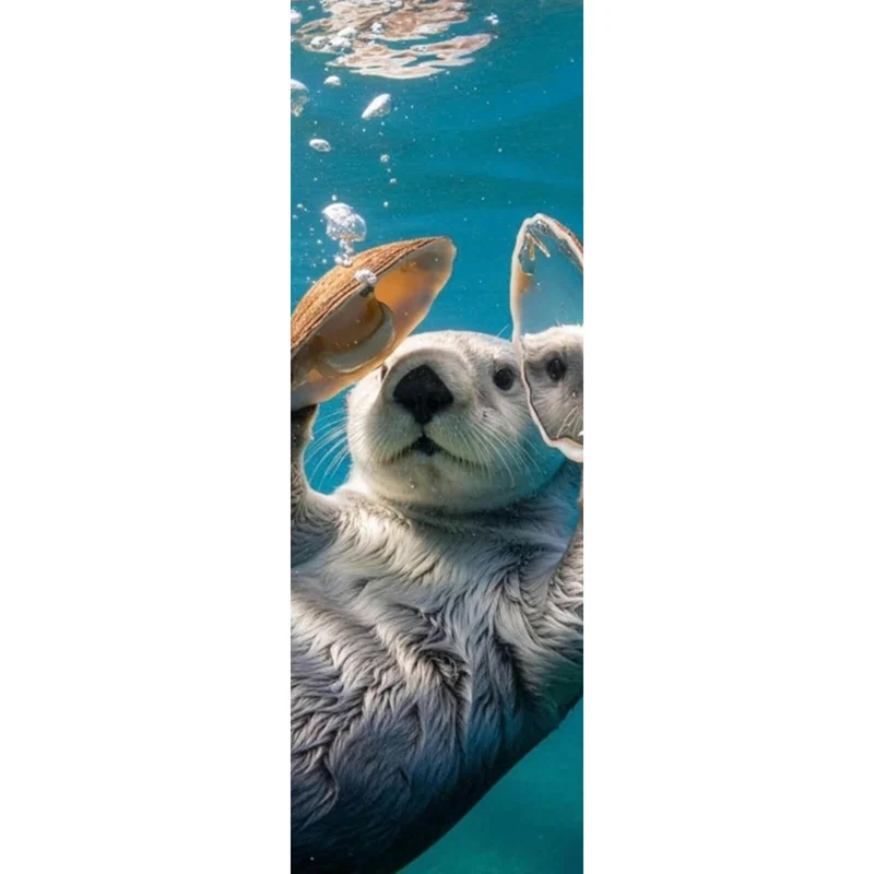 Spannrahmenbild Niedlicher Otter mit Muscheln im Wasser Panorama Hoch