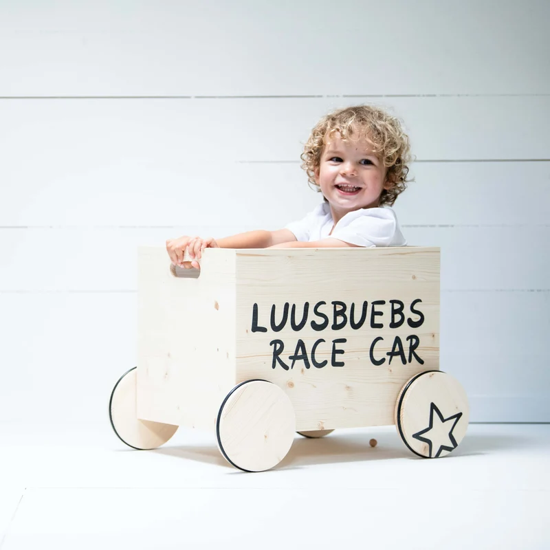 Spielzeugkiste mit Rädern Race Car