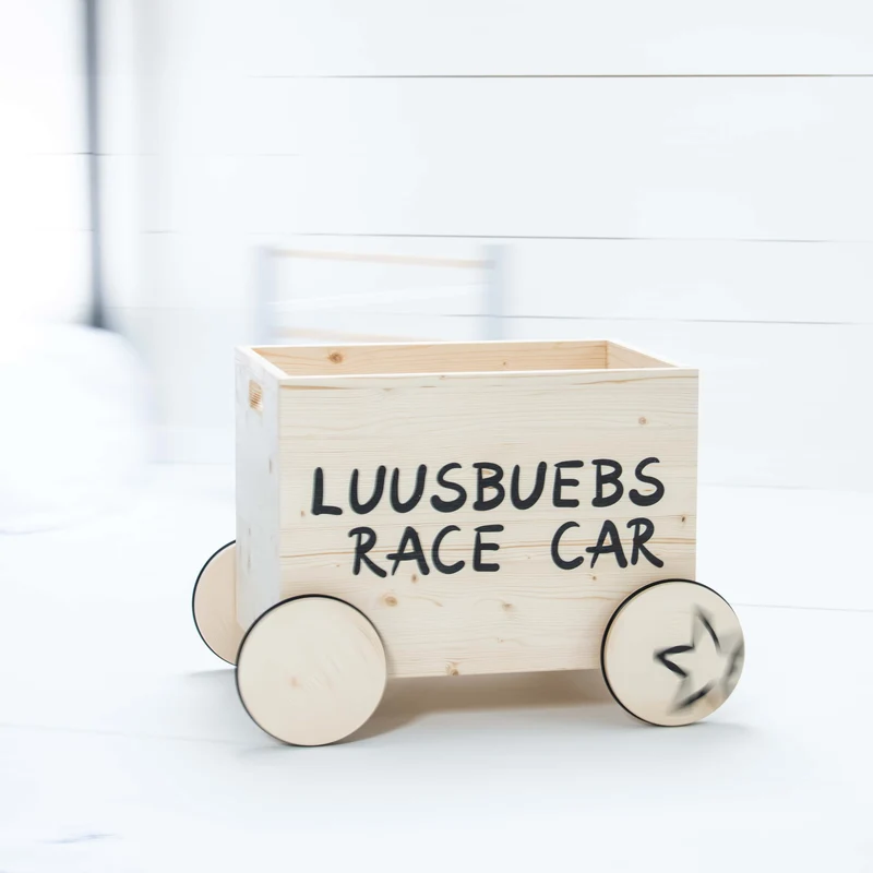 Spielzeugkiste mit Rädern Race Car