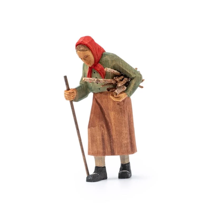 Alte Frau mit Holz