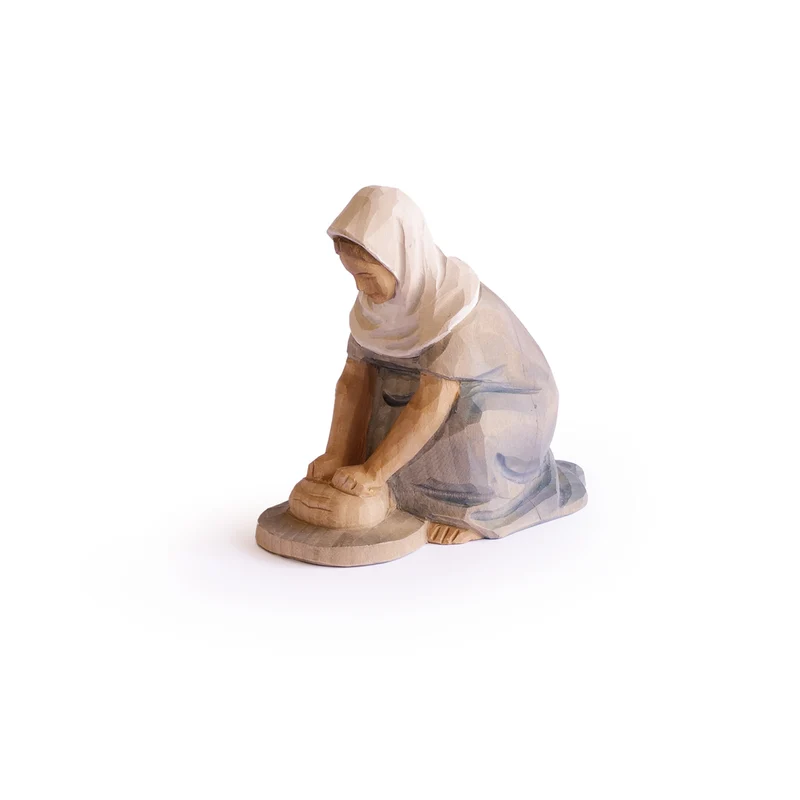 Frau beim Teigkneten