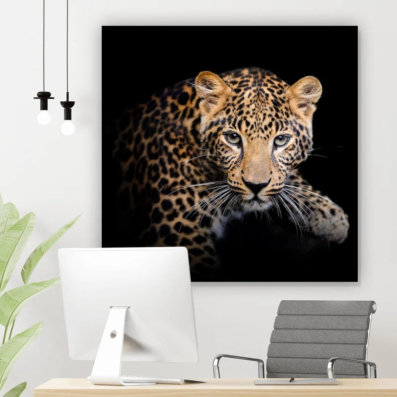 Spannrahmenbild Leopard auf schwarzem Hintergrund Quadrat