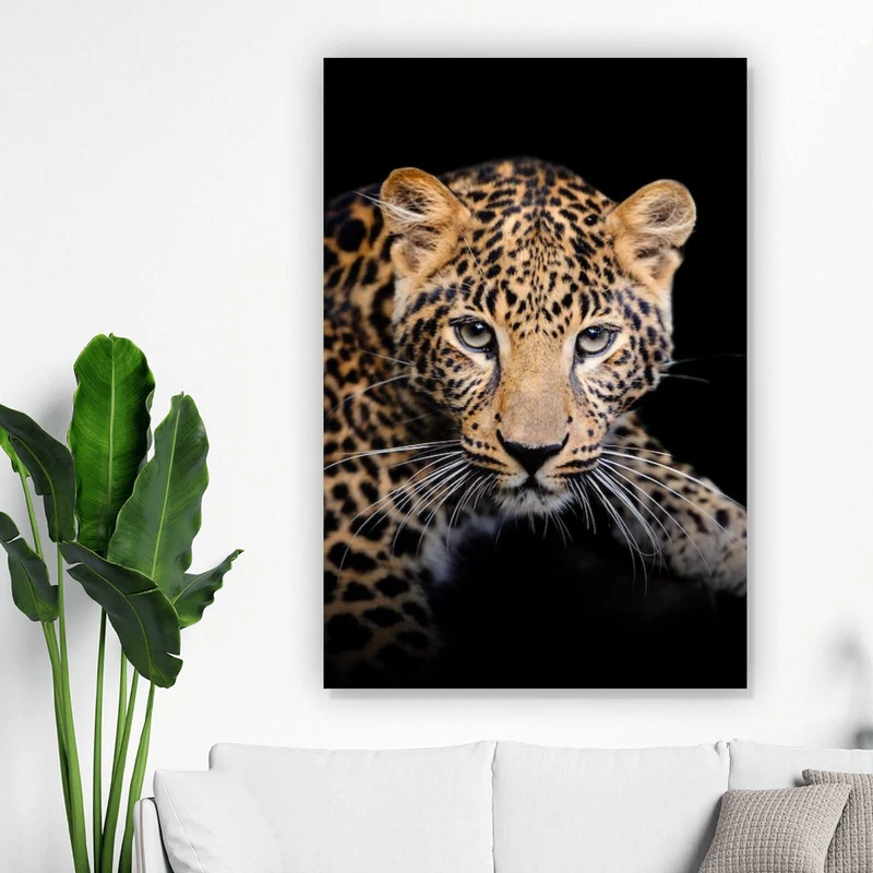 Acrylglasbild Leopard auf schwarzem Hintergrund Hochformat