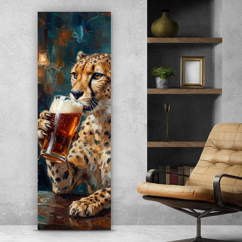 Aluminiumbild gebürstet Leopard genießt Bier in rustikalem Ambiente Panorama Hoch