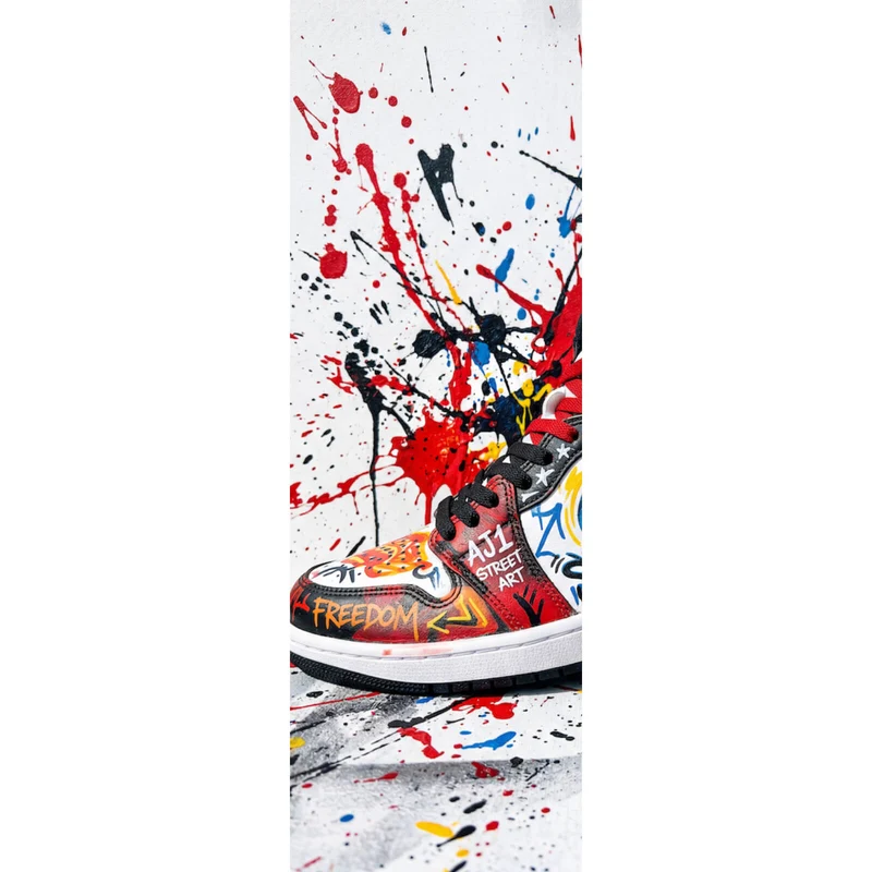 Leinwandbild Street Art Sneaker mit auffälligem Graffiti Panorama Hoch