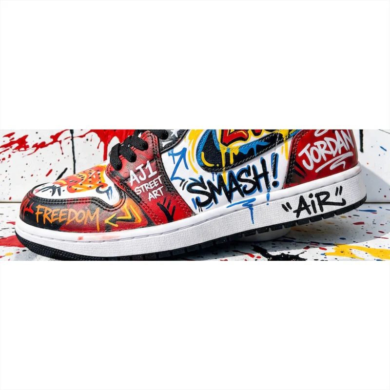 Aluminiumbild Street Art Sneaker mit auffälligem Graffiti Panorama