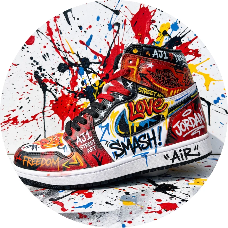 Aluminiumbild gebürstet Street Art Sneaker mit auffälligem Graffiti Kreis