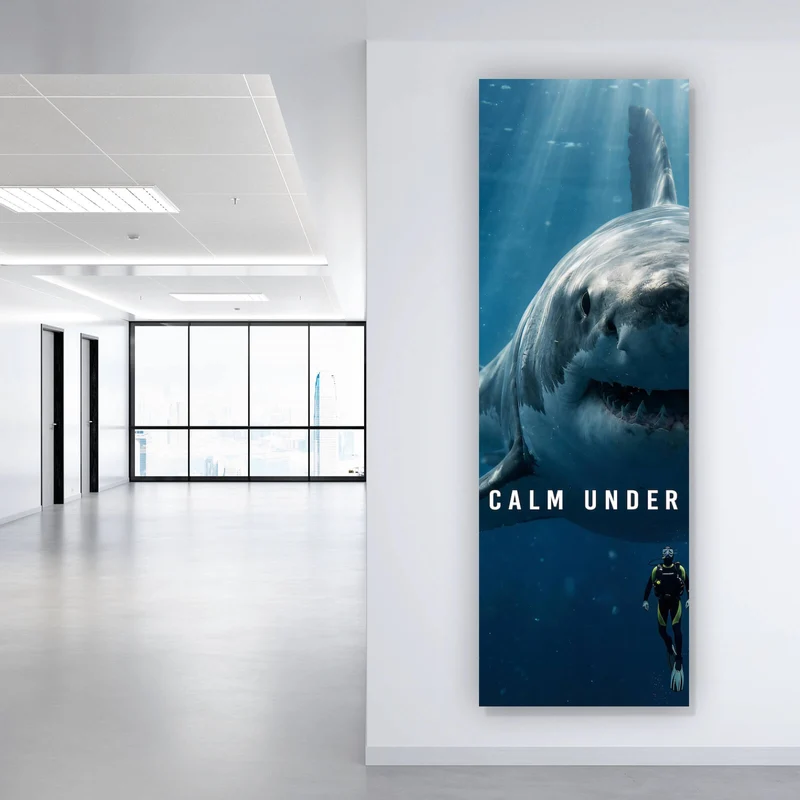 Poster Imposanter Hai mit Taucher Panorama Hoch