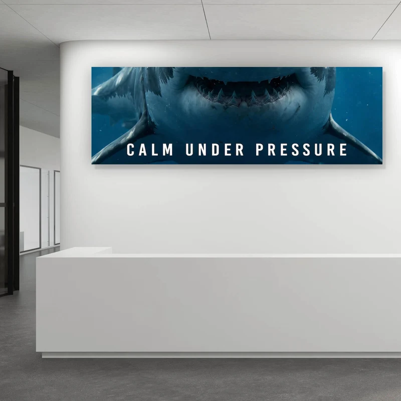 Poster Imposanter Hai mit Taucher Panorama