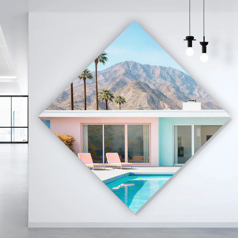Spannrahmenbild Modernes Poolhaus mit Palmen und Bergkulisse Raute
