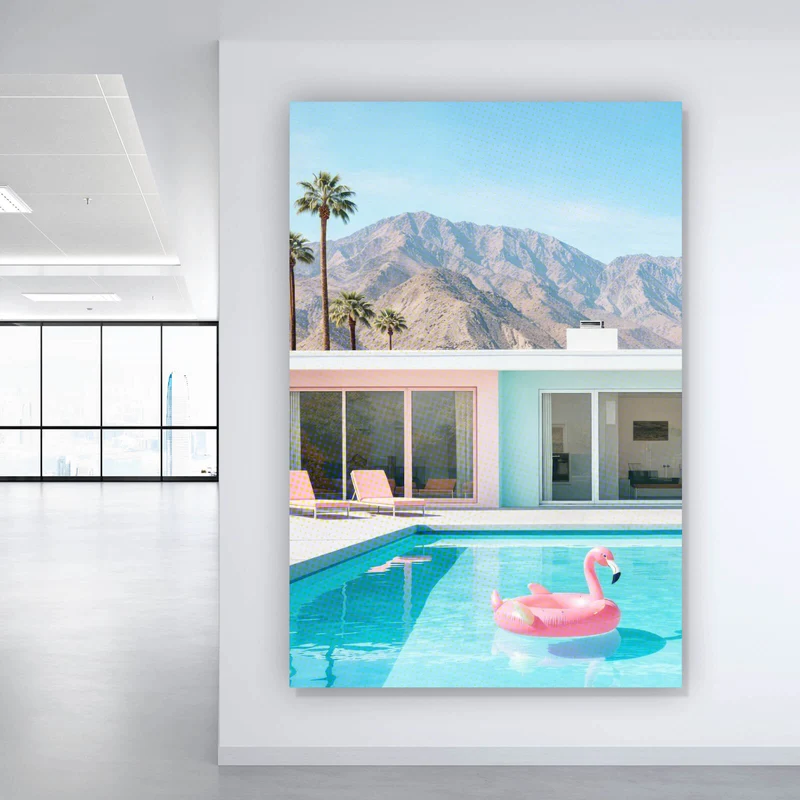 Aluminiumbild Modernes Poolhaus mit Palmen und Bergkulisse Hochformat
