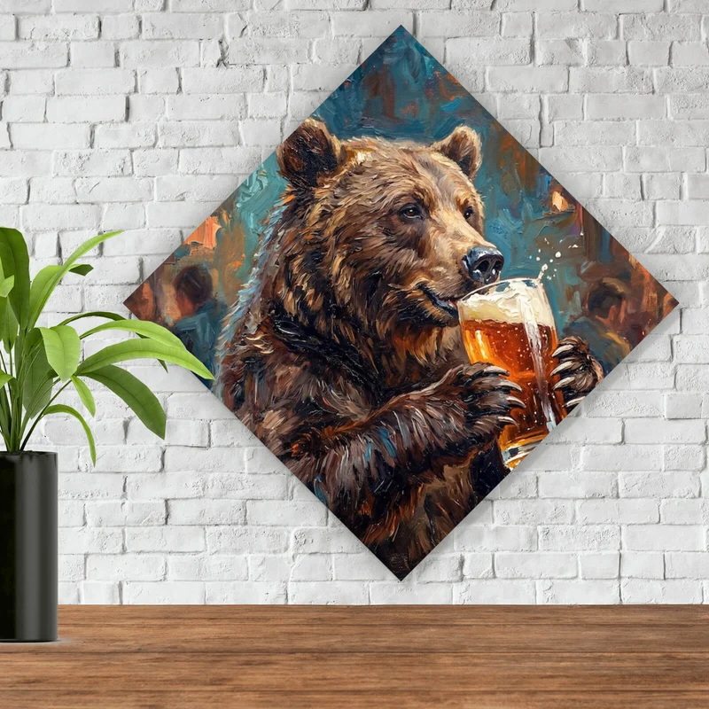 Leinwandbild Bär genießt Bier in rustikalem Ambiente Raute