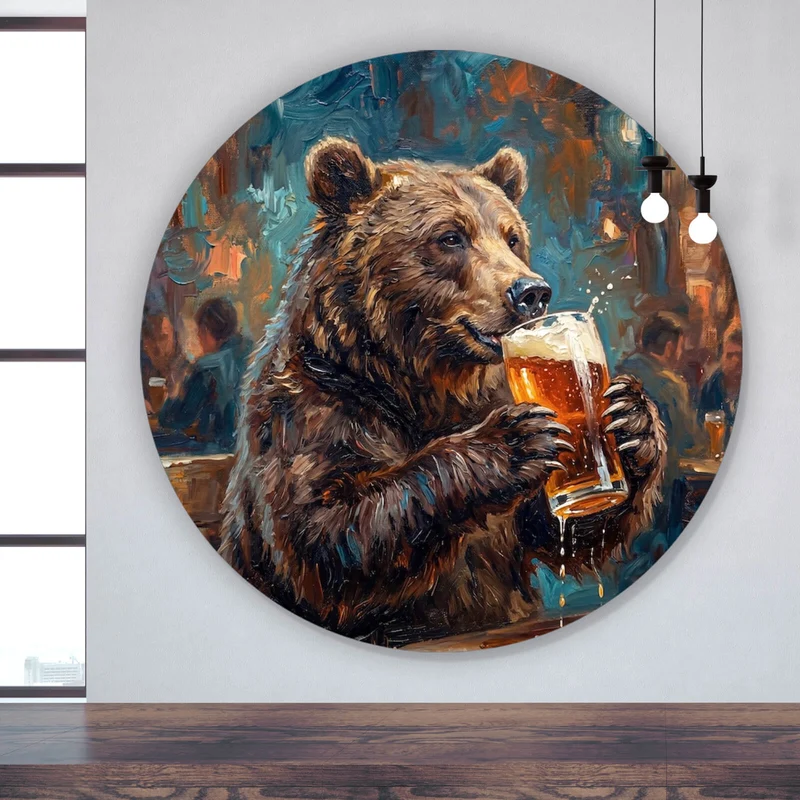 Aluminiumbild gebürstet Bär genießt Bier in rustikalem Ambiente Kreis