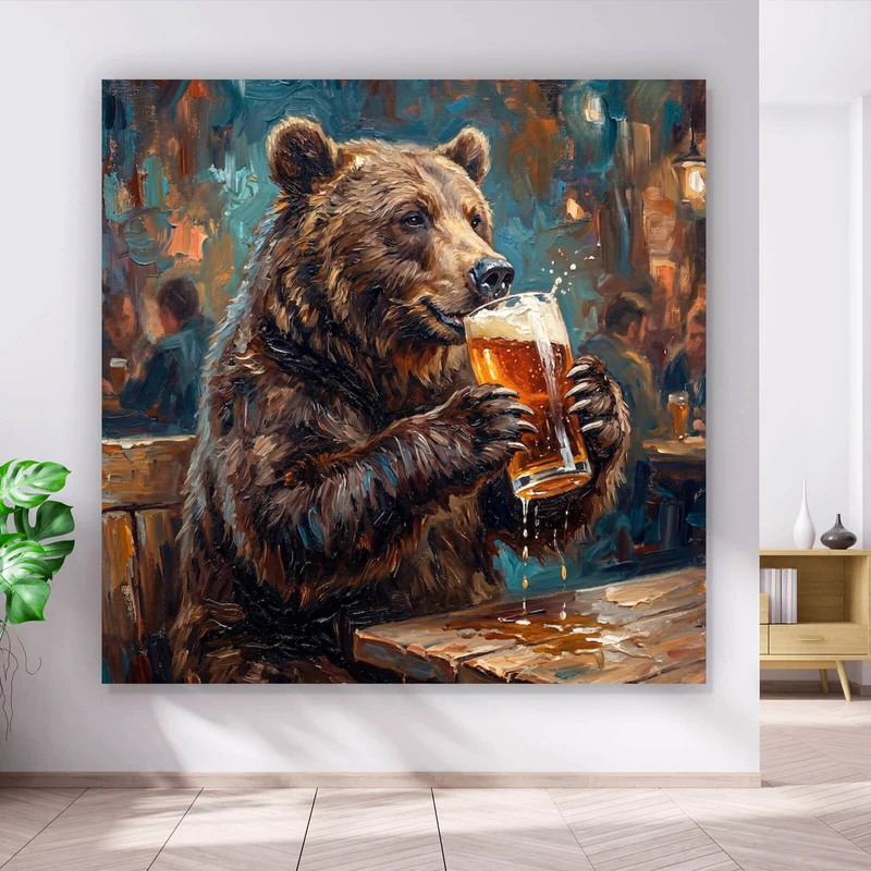 Aluminiumbild gebürstet Bär genießt Bier in rustikalem Ambiente Quadrat