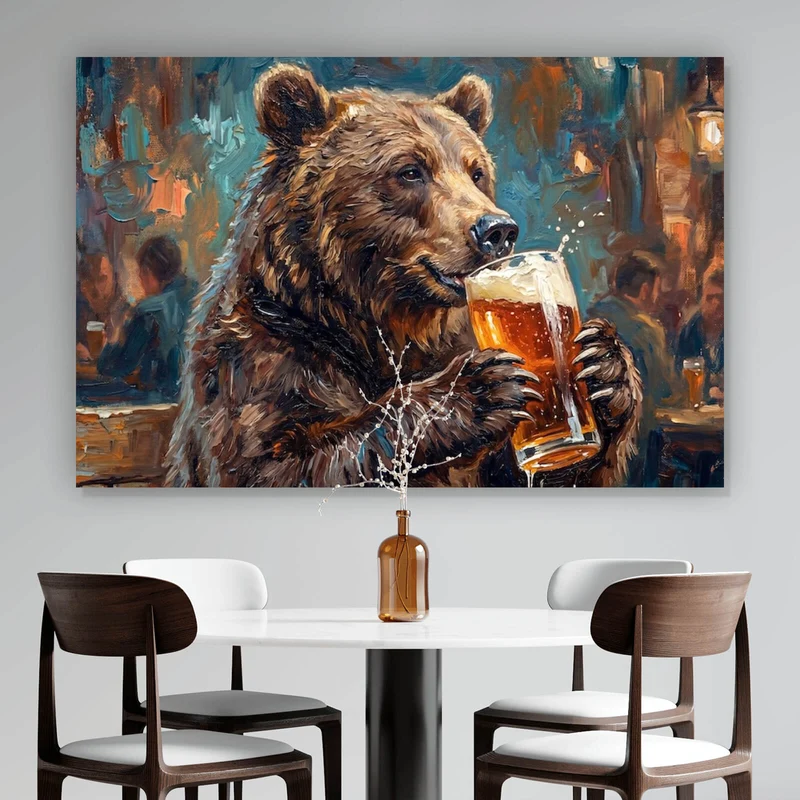 Spannrahmenbild Bär genießt Bier in rustikalem Ambiente Querformat