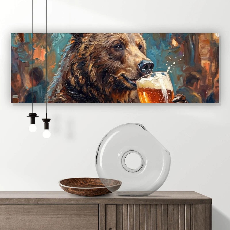 Leinwandbild Bär genießt Bier in rustikalem Ambiente Panorama
