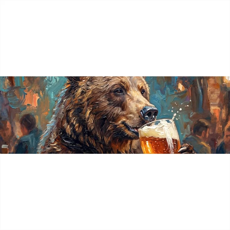 Poster Bär genießt Bier in rustikalem Ambiente Panorama