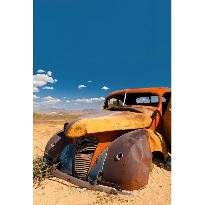 Leinwandbild Verlassener Oldtimer in Wüstenlandschaft Hochformat