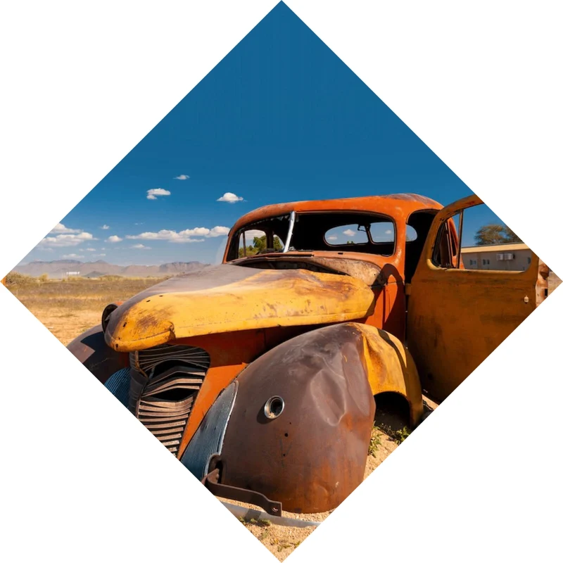 Leinwandbild Verlassener Oldtimer in Wüstenlandschaft Raute