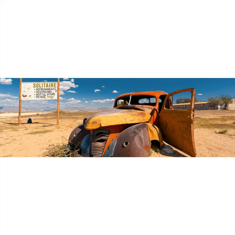 Poster Verlassener Oldtimer in Wüstenlandschaft Panorama
