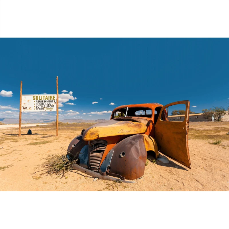 Leinwandbild Verlassener Oldtimer in Wüstenlandschaft Querformat