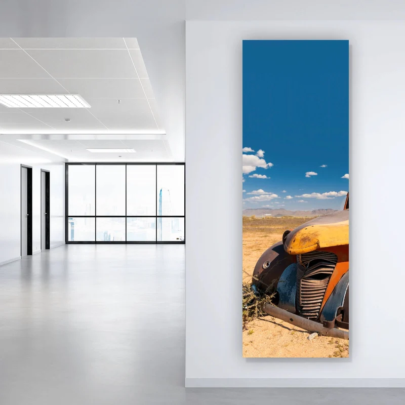 Poster Verlassener Oldtimer in Wüstenlandschaft Panorama Hoch