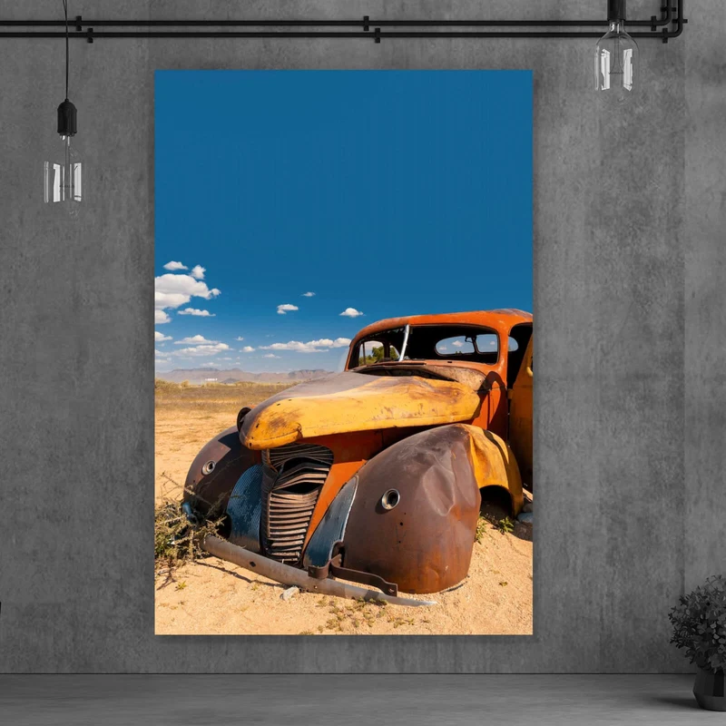 Spannrahmenbild Verlassener Oldtimer in Wüstenlandschaft Hochformat