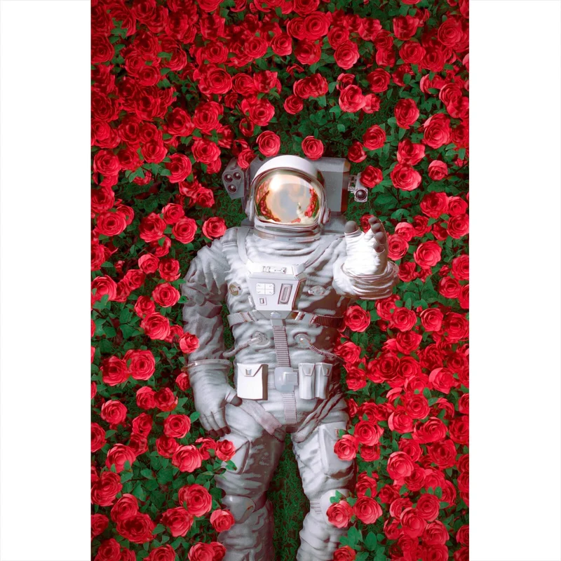 Spannrahmenbild Astronaut zwischen Rosen Hochformat