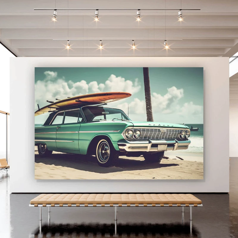 Aluminiumbild gebürstet Vintage Auto mit Surfbrett am Strand Querformat