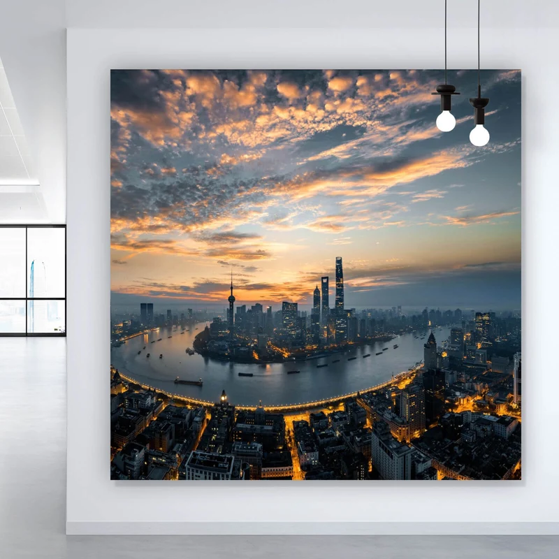 Spannrahmenbild Kanal durch Stadtlandschaft bei Nacht Quadrat
