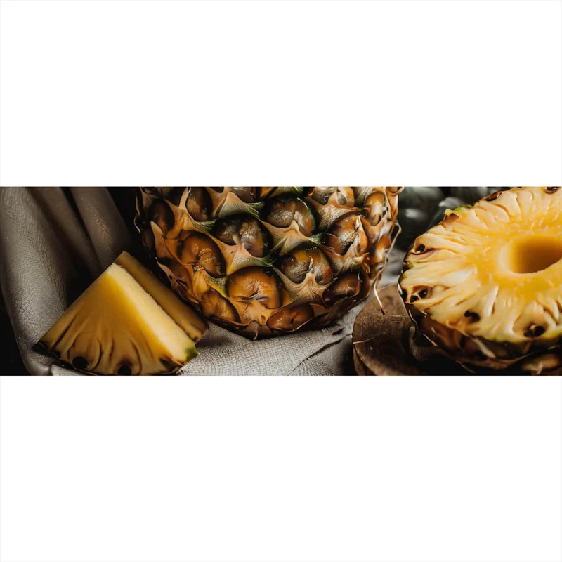 Aluminiumbild gebürstet Fruchtige Ananas auf Leinentuch Panorama