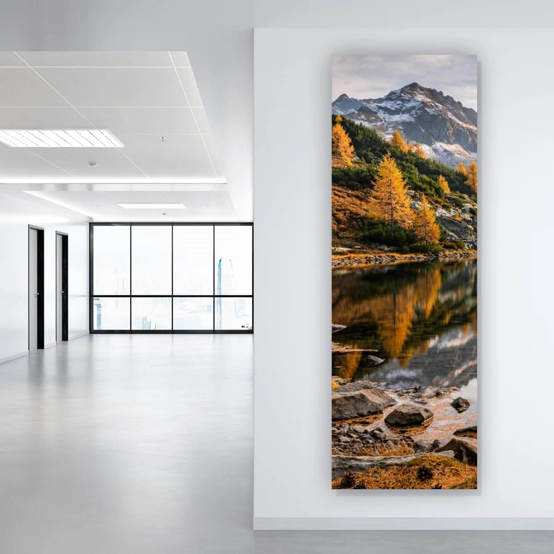 Leinwandbild Atemberaubende Landschaft mit Bergen und See Panorama Hoch