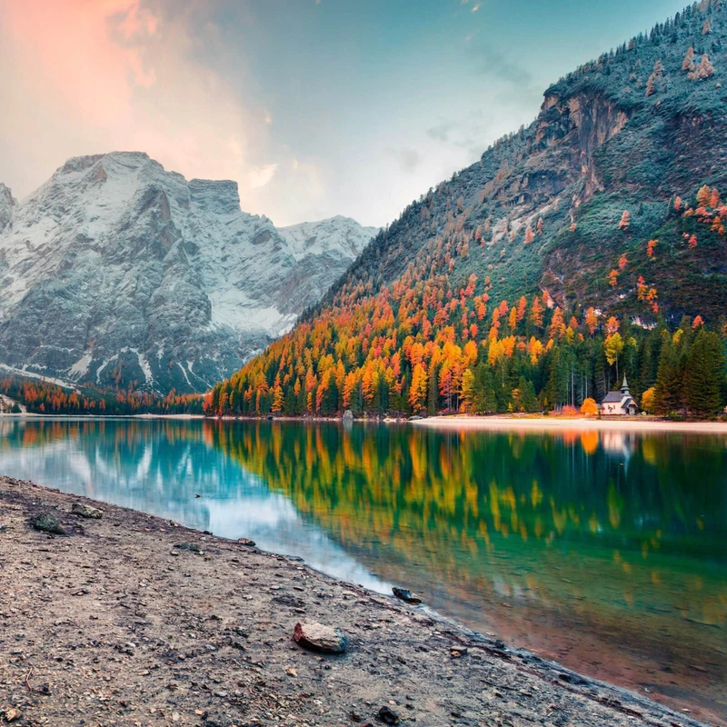 Spannrahmenbild Berglandschaft mit Spiegelung im See Quadrat
