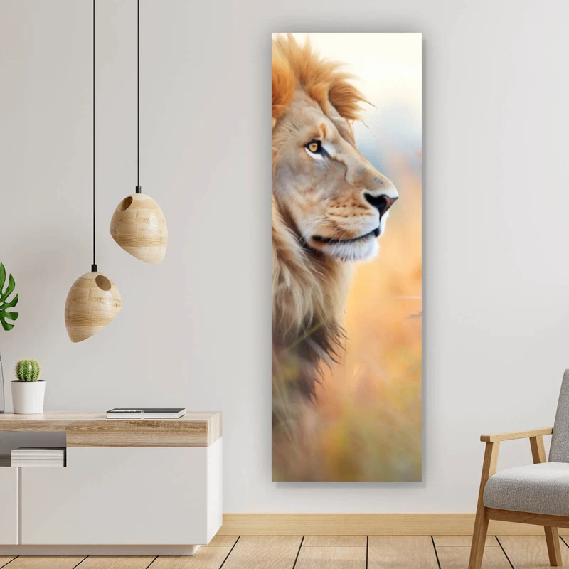 Acrylglasbild Majestätischer Löwe in natürlicher Umgebung Panorama Hoch