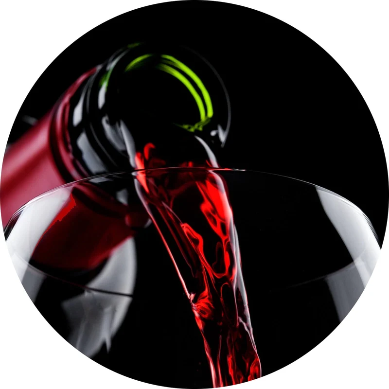 Aluminiumbild gebürstet Edler Wein fließt ins Glas Kreis
