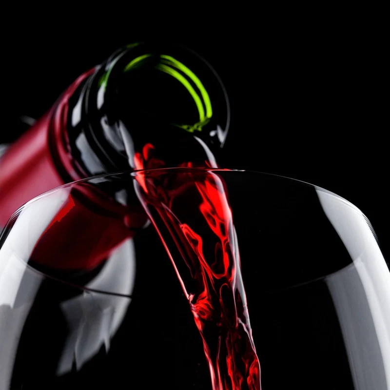 Leinwandbild Edler Wein fließt ins Glas Quadrat