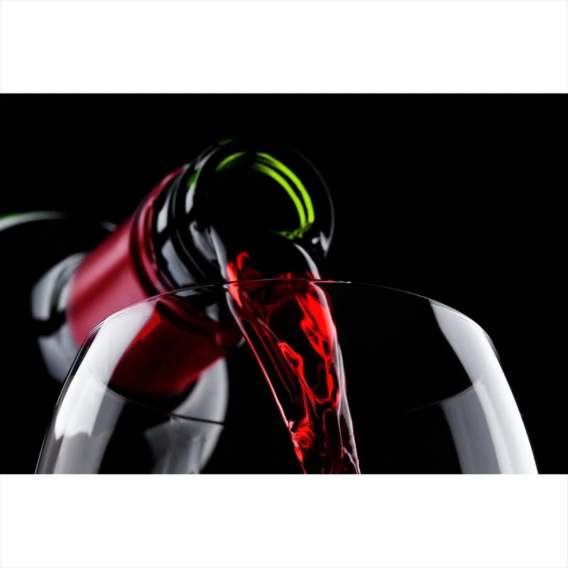 Spannrahmenbild Edler Wein fließt ins Glas Querformat