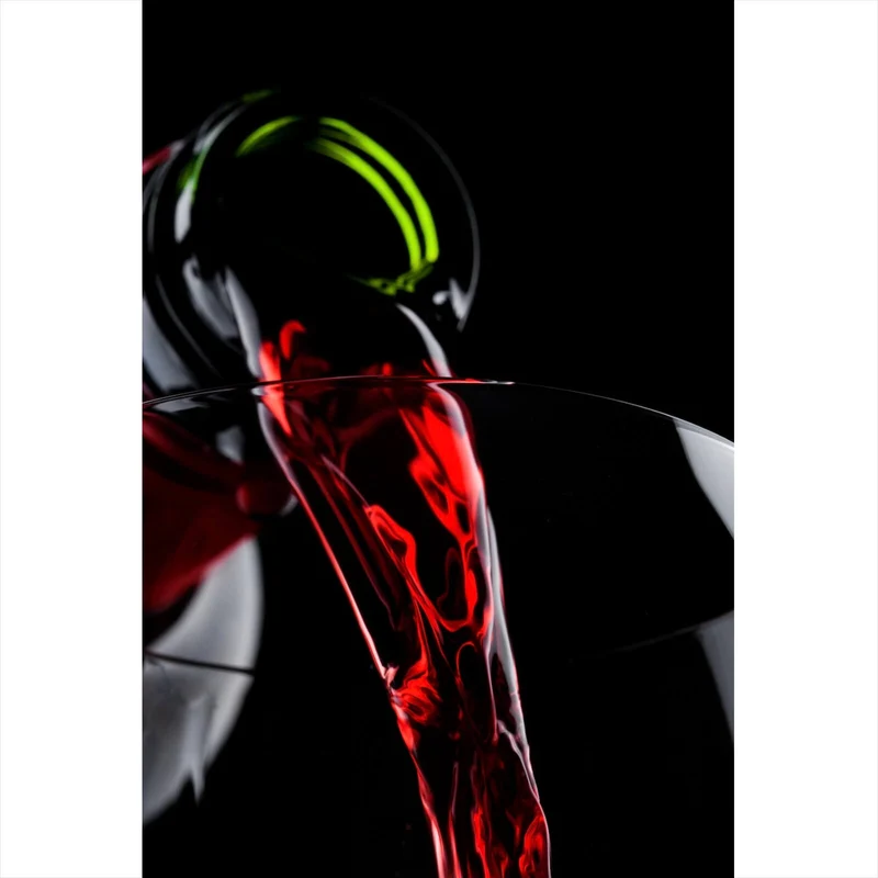 Leinwandbild Edler Wein fließt ins Glas Hochformat