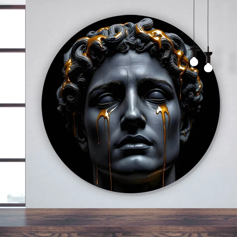 Aluminiumbild Medusa Skulptur weinend mit goldener Verzierung Kreis